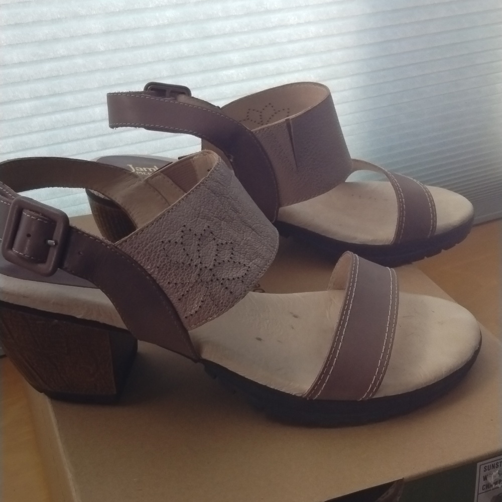 Jambu Sandal With A Heel, Champagne, Size 8